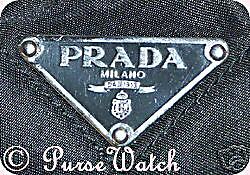 Prada Logo Futter = meist schwarz, das Wort „Prada“ mit Ornament 