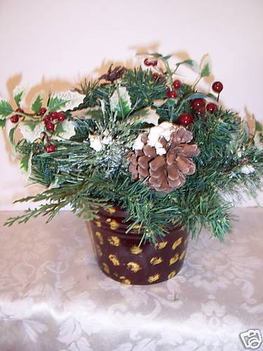 RED BERRY CHRISTMAS PINE FLORAL ARRANGEMENT  